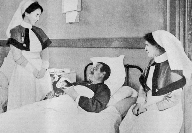 Nurses with soldier, WW1